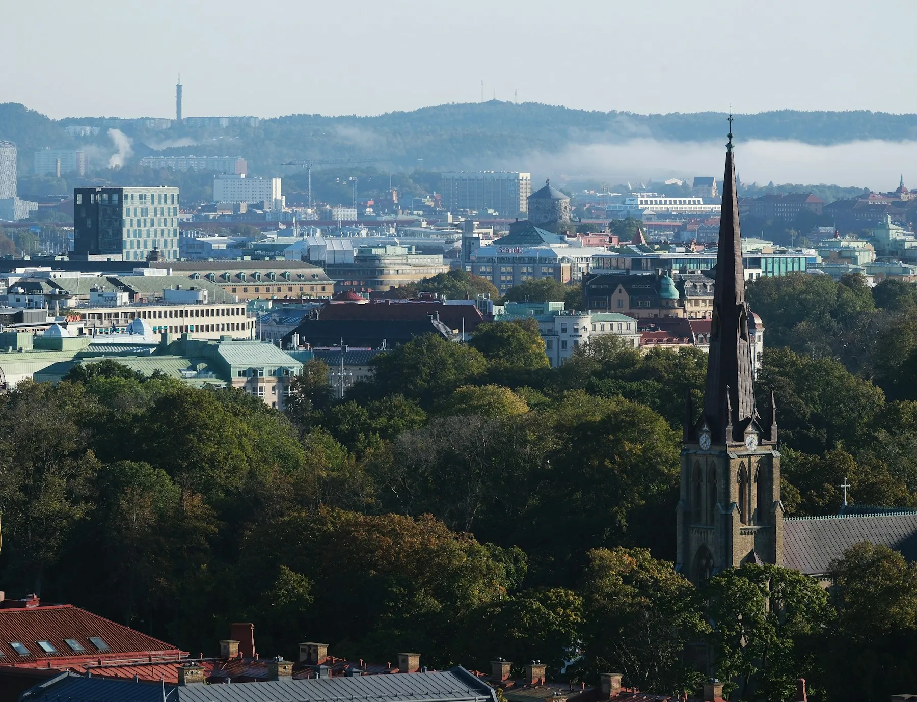 Utsikt över Göteborg med Oscar Fredriks kyrka och Skansen Kronan en dimmig morgon.